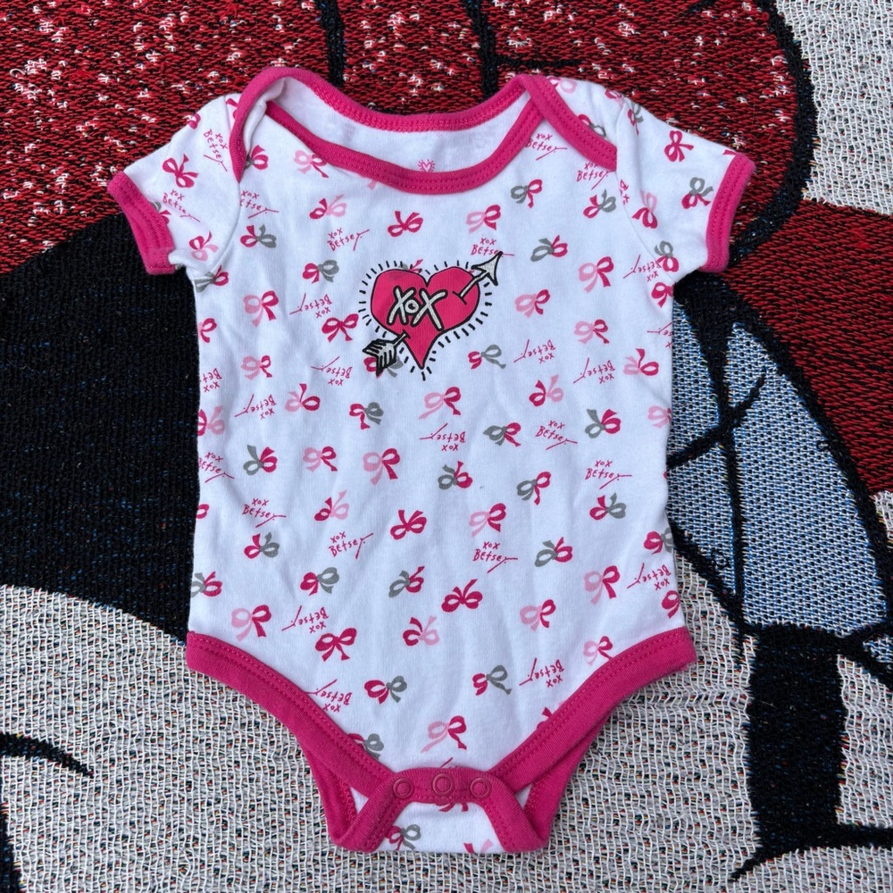 BETSEY JOHNSON BABY BOW GRAPHIC PRINT ONE PIECE OUTFIT SIZE 6 MONTHS